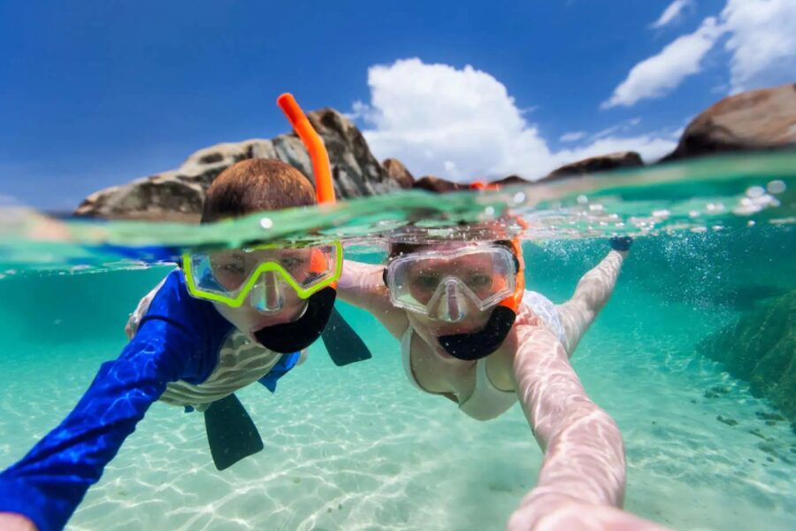 Snorkeling deasupra recifului de corali în Marea Roșie