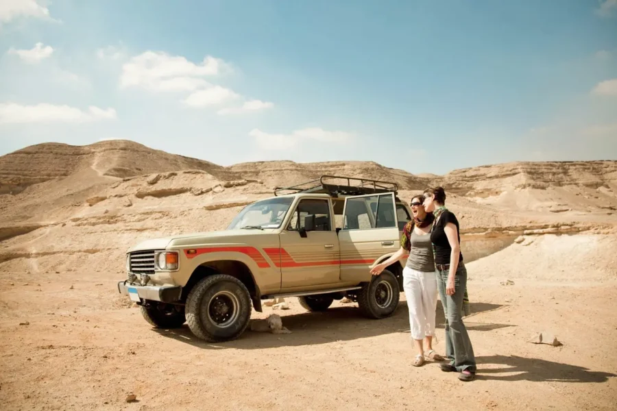 Jeep 4x4 oprit în deșert în timpul unui safari
